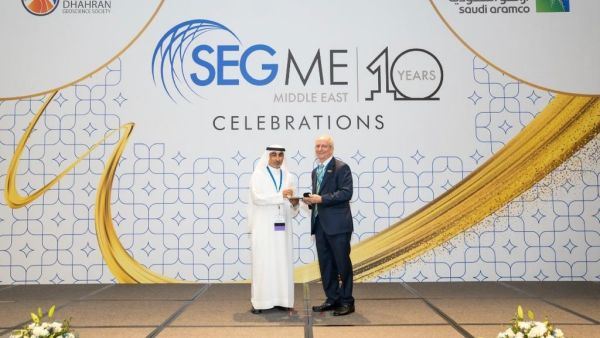 جامعة الإمارات تحصل على “جائزة مساهمات المؤسسة الأكاديمية" من جمعية الجيوفيزيائيين الاستكشافيين لمنطقة الشرق الأوسط