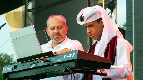 عازف بيانو قطري من ذوي التوحد يبدع في مهرجان دريشة التابع لمؤسسة قطر