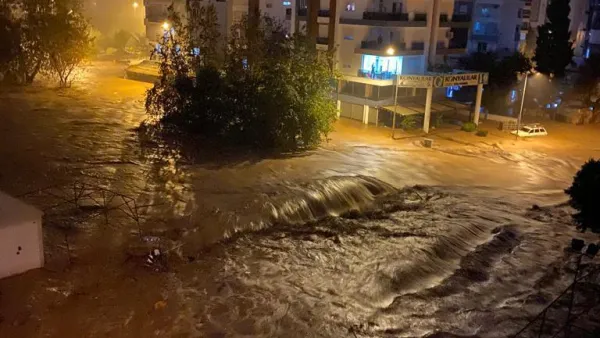 الفيضانات تجتاح مدينة أنطاليا التركية