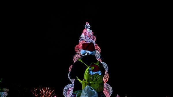 رئيس هيئة علماء المسلمين، يحسم الجدل بشأن تهنئة المسيحيين بالكريسماس (أ ف ب)