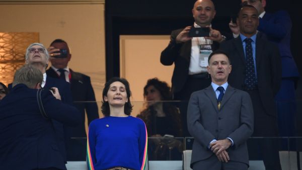 وزيرة الرياضة الفرنسية أميلي أوديا كاستير  تغني النشيط الوطني لبلادها قبل انطلاق مباراة فرنسا وانجلترا (أ ف ب)