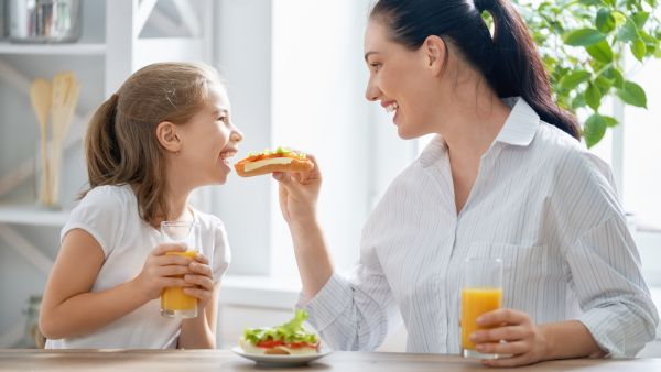 5 نصائح للأمهات العاملات لتقديم وجبات صحية للأطفال