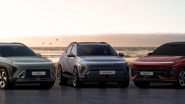 بدأت هيونداي مع فئة السيارة الكهربائية EV لجلب التفكير التصميمي القائم على التكنولوجيا إلى باقي فئات كونا، وذلك بالنسبة للجيل الجديد من السيارات الرياضية متعددة الاستعمالات الأكثر شهرة، والتي تتمحور حول المناطق الحضرية. هيونداي كونا الجديدة كليًا تظهر بتصميم أكثر جرأة وديناميكية، بقيادة السيارة الكهربائية EV مع تصميم فريد عبر مجموعة من المحركات