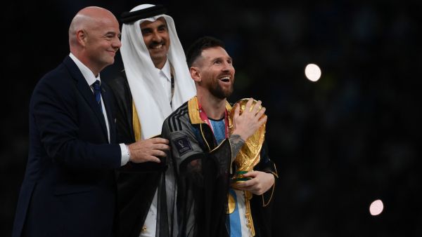 نجم المنتخب الأرجنتيني اللاعب ليونيل ميسي، يرتدي البشت الخليجي (أ ف ب)