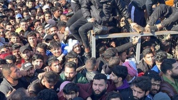  آلاف مشجعي كرة القدم ينتظرون دخول ملعب بطولة كأس الخليج العربي في مدينة البصره
