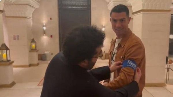 رونالدو يرتدي شارة القيادة