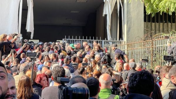 قوات الامن منعت المحتجين ن التقدم الى ابواب الوزارة بالقوة - عن موقع لبنان24