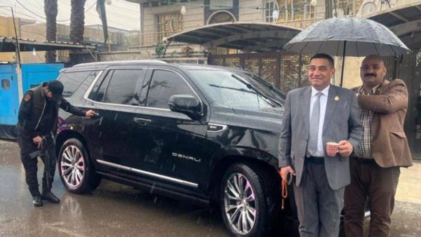 نائب عراقي من دولة القانون الموالية لايران يستمتع بالامطار وسط معاناة مرافقيه