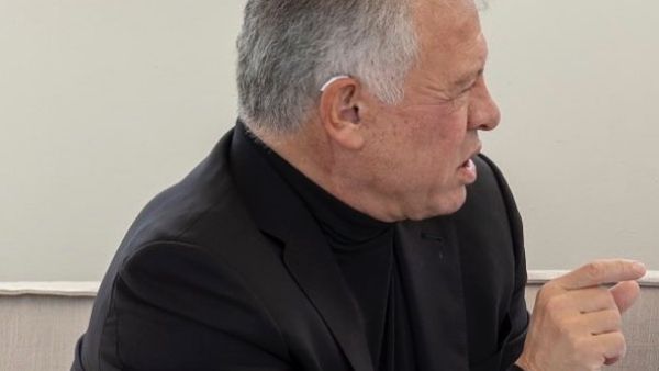 سماعة أذن الملك عبدالله الثاني