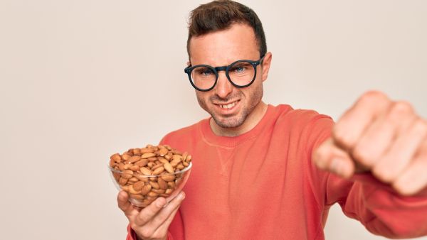 دراسة: تناول اللوز بعد التمرين يعزز شفاء العضلات