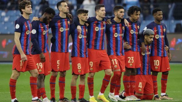 Barcelona players gather during the penalty shoot-out during the Spanish Super Cup semi-final football match between Real Betis and FC Barcelona at the King Fahd International Stadium in Riyadh, Saudi Arabia, on January 12, 2023. (Photo by Giuseppe CACACE / AFP)