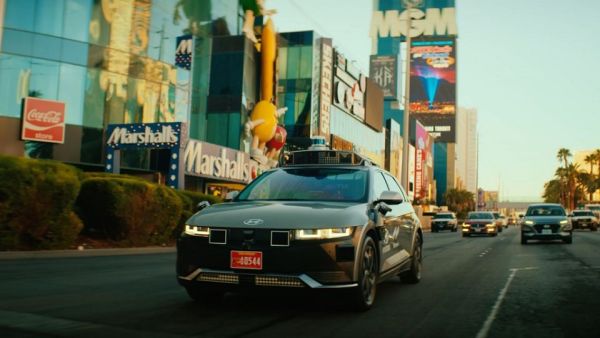 يُظهر مقطع فيديو جديد للحملة كيف تستعد هيونداي موتور و موشنال لإطلاق سيارة روبوتاكسي أيونيك 5 بدون سائق في لاس فيجاس في أواخر عام 2023 هيونداي موتور وموشنال تسلطان الضوء على السلامة في روبوتاكسي أيونيك 5 في فيديو جديد