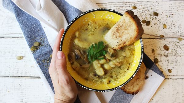 شوربة الدجاج الكلاسيكية بالخضار والزلابية