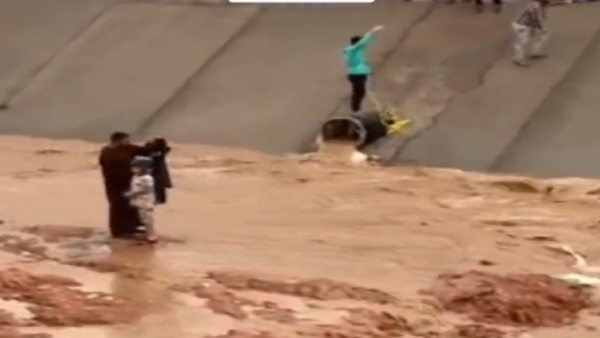 شاب يقفز في المياه لينقذ طفلا حاصرته السيول في المدينة المنورة