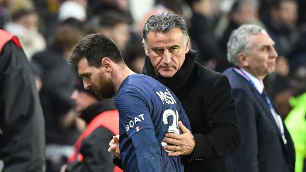 Paris Saint-Germain's French head coach Christophe Galtier (C) greets Paris Saint-Germain's Argentine forward Lionel Messi during the French L1 football match between Paris Saint-Germain (PSG) and SCO Angers at The Parc des Princes Stadium in Paris on January 11, 2023. (Photo by Bertrand GUAY / AFP)