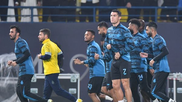 Al-Nassr's Portuguese forward Cristiano Ronaldo (C) takes part in a team training session after his unveiling at the Mrsool Park Stadium in the Saudi capital Riyadh on January 3, 2023. (Photo by AFP)