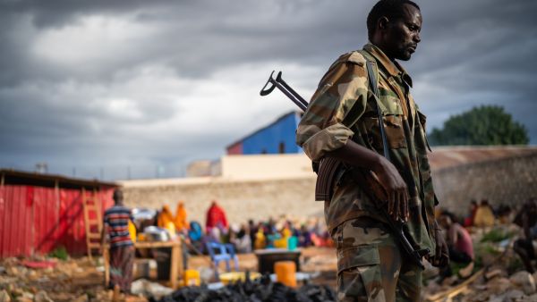 جندي صومالي خلال واجبه في حماية الناس