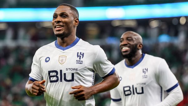 إيغالو (يسار) وماريغا (يمين) يقودان الهلال لسحق الدحيل (المصدر: أ ف ب)