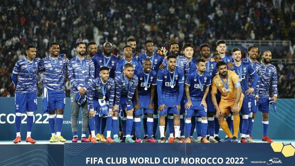 لاعبو الهلال بعد التتويج بالميدالية الفضية في مونديال الأندية (المصدر: أ ف ب)