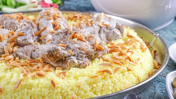 تفسير رؤية المنسف باللحم في المنام للعزباء والمتزوجة