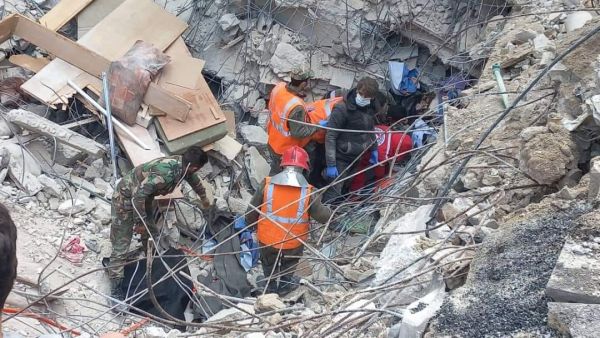 يعاني المئات من الاشخاص صعوبة الاتصال بذويهم بعد انقطاع الاتصال بهم