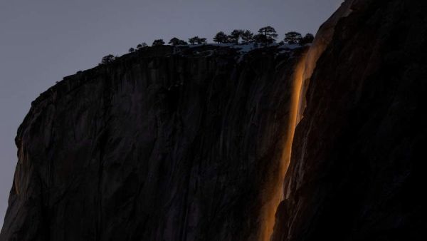 شلال النار في كاليفورنيا يذهل زواره