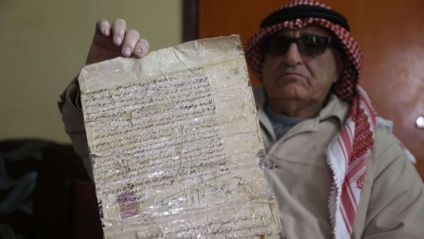 فلسطيني يدافع عن أرضه بوثيقة عثمانية