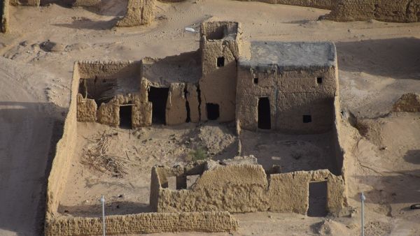 في القرية المهجورة هناك معالم اثرية وسياحية وآثار صنعت من الذهب الخالص - الصورة عن موقع صدى تبوك السعودي