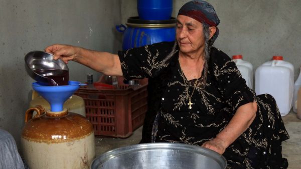 سيدة عراقية من كردستان تقوم بتصنيع الخمور
