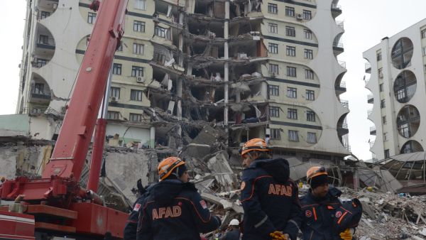 عمال الإنقاذ والمتطوعون يجرون عمليات بحث وإنقاذ تحت أنقاض مبنى مدمر في ديار بكر 