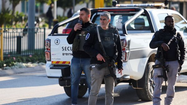 مستوطنين يقطعون الشوارع في المدن الفلسطينية