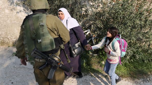 قوات اسرائيلية تعترض طريق سيدة فلسطينية وطفلتها