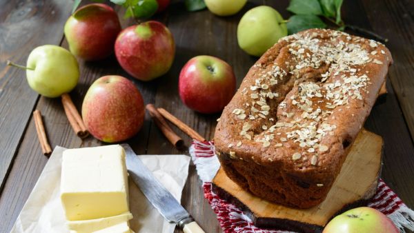 خبز التفاح الدافئ بالقرفة