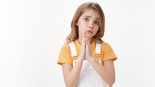 5 مؤشرات على أن طفلك بحاجة إلى الحب والاهتمام 