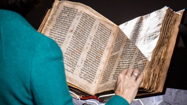 سوثبيز تستعد لبيع أقدم كتاب مقدس باللغة العبرية