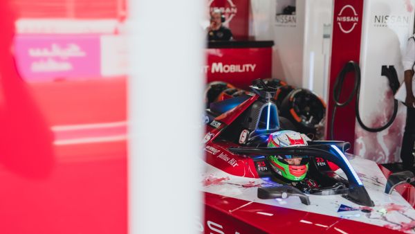 Nissan Formula E Team in the Points Despite Bad Luck in Hyderabad