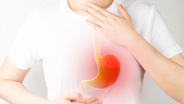 طبيب البوابة: ما أسباب آلام المعدة أول أيام رمضان؟