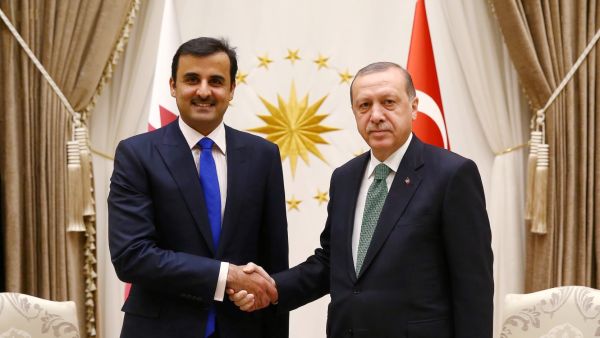 الشيخ تميم بن حمد آل ثاني يصافح الرئيس التركي رجب طيب أردوغان