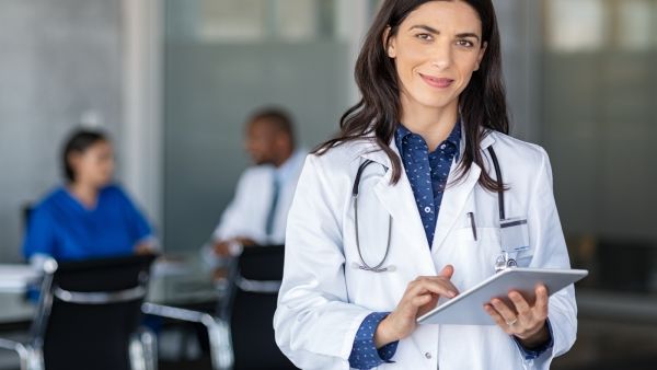 طبيب البوابة: مخاطر عدوى الأمراض الجنسية للعذراء