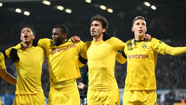 Dortmund's players celebrate after the end of the German Cup (DFB Pokal) football match VfL Bochum v BVB Borussia Dortmund in Bochum, western Germany on February 8, 2023. (Photo by INA FASSBENDER / AFP)