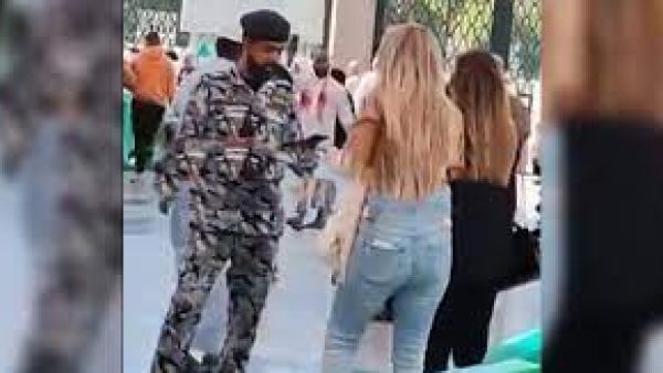 فتيات بملابس غير محتشمة في المسجد النبوي