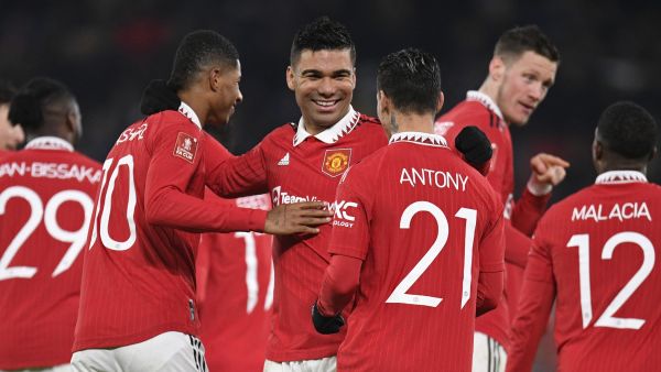 Manchester United's Brazilian midfielder Casemiro (C) celebrates with teammates after scoring their second goal during the English FA Cup fourth round football match between Manchester United and Reading at Old Trafford in Manchester, north west England, on January 28, 2023. (Photo by Oli SCARFF / AFP)