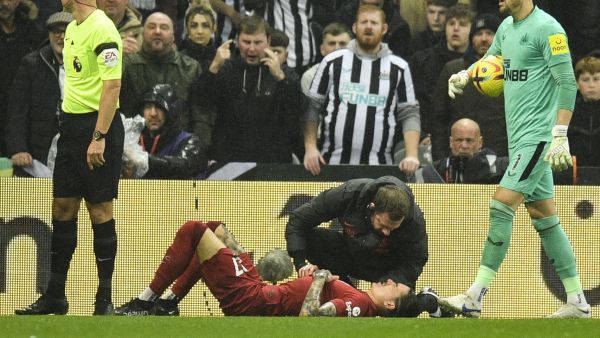 Liverpool's Uruguayan striker Darwin Nunez receives medical attention following an injury during the English Premier League football match between Newcastle United and Liverpool at St James' Park in Newcastle-upon-Tyne, north east England on February 18, 2023. (Photo by Oli SCARFF / AFP) 