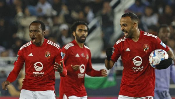 فريق الأهلي يتحدى المقاولون العرب اليوم (المصدر: أ ف ب)