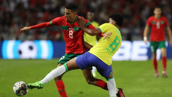 أوناحي (يسار) خلال مباراة المغرب والبرازيل (المصدر: أ ف ب)