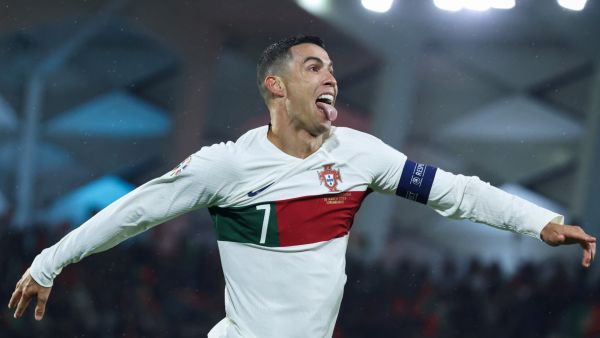 رونالدو يرفع رصيده إلى 122 هدفاً في 198 مباراة دولية (المصدر: أ ف ب)