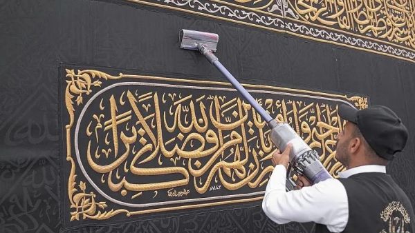 صيانة كسوة الكعبة لاستقبال شهر رمضان