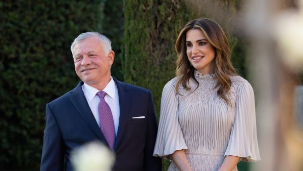 الملكة رانيا تخطف الأنظار في حفل زفاف ابنتها بفستان من ديور