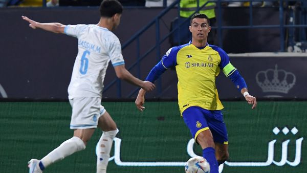 كريستيانو رونالدو (يمين) خلال مواجهة النصر والباطن (المصدر: أ ف ب)