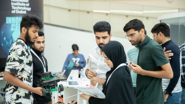 17 جامعة وطنية وعالمية تستعرض مهارات طلابها في "مسابقة الإمارات للروبوتات"